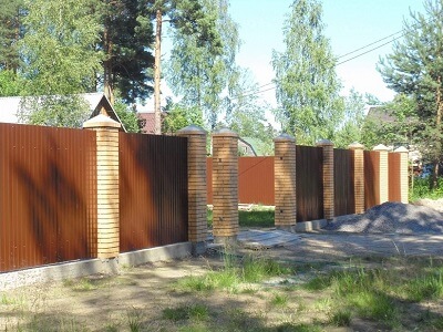Монтаж забора из металлопрофия в Логойске