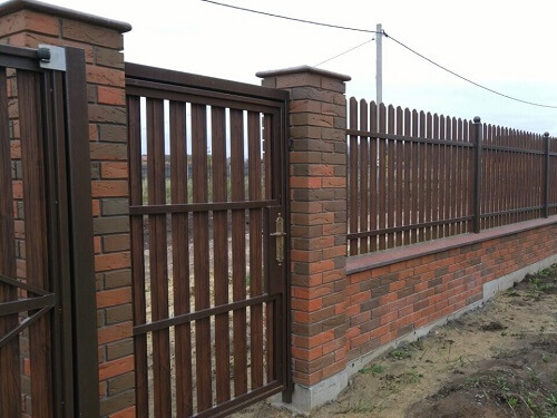 Установка забора из металлоштакетника в Логойске