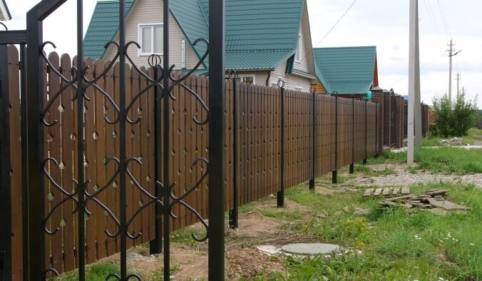 Строительство забора из дерева в Логойске